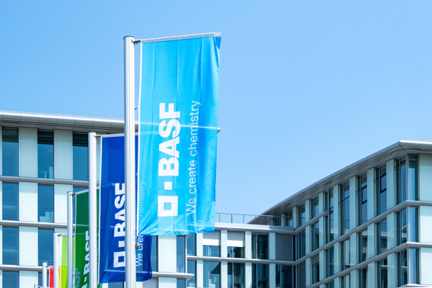 巴斯夫化工集团总部，带有旗帜飘扬的办公楼外观，德国化工厂，欧洲工业区品牌形象，制造商外观，德国路德维希港图片下载