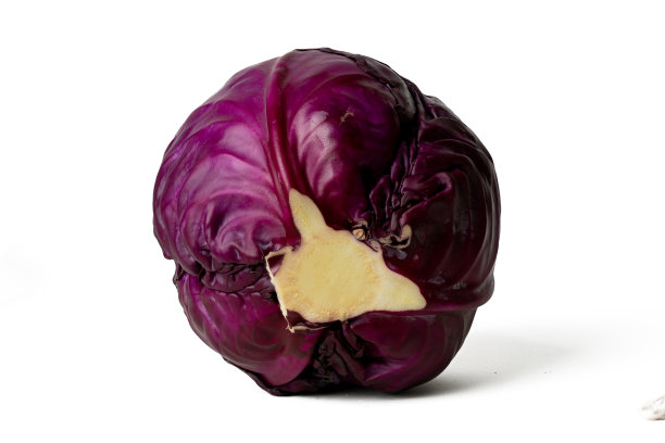 高分辨率照片，展示了新鲜的紫甘蓝，白色背景，采用 45MP 高分辨率相机拍摄图片下载