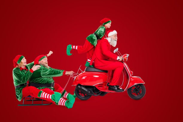 一群迷人的开心朋友骑着摩托车，载着雪橇，在新年的白色背景前合影图片下载