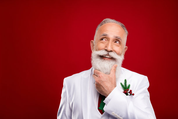 照片：一位年长的、充满梦想的快乐男子，下巴托着胡须，目光望向空处，表演者，孤立在红色背景上图片下载