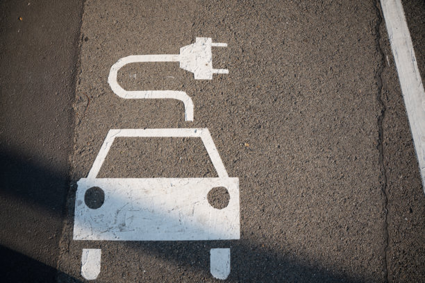 沥青停车场里的电动汽车停车标志和汽车插画图片下载