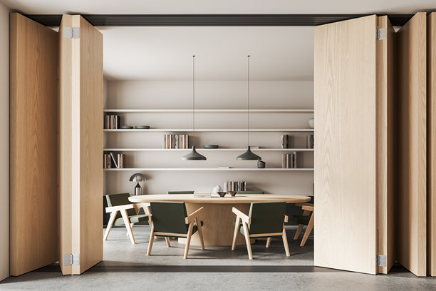 现代简约会议室，配有木质折叠门、圆桌、绿色椅子、吊灯和中性色调的书架墙。三维渲染图片下载