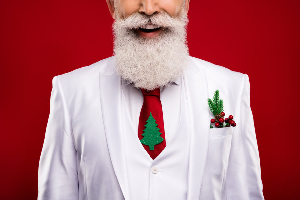 身穿新年服饰、面带微笑的迷人帅气老绅士的特写照片，背景为红色图片下载