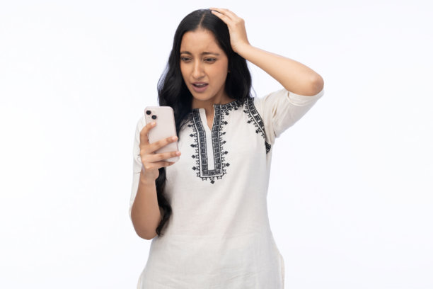 身穿白色库尔塔服饰的年轻女子正在使用手机，背景为白色，素材图片素材图片素材图片素材图片素材图片素材图片素材照片素材图片素材照片素材图片图片下载