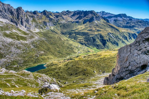 帕特农地区美丽的阿尔卑斯山天气，可远眺拉特孔地区的苏尔茨弗卢峰和格劳宾登州。在圣安东尼恩徒步。在奥地利蒙塔丰附近登山。高品质照片图片下载