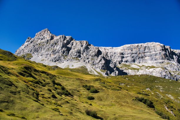 帕特嫩的山区美景，可远眺拉特孔地区的苏尔茨弗卢峰和格劳宾登州。圣安东尼恩徒步。奥地利蒙塔丰附近的登山活动。高清照片图片下载