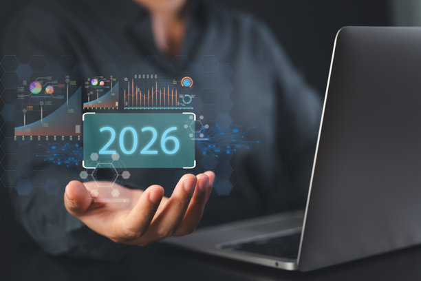 商人使用笔记本电脑，屏幕上显示着2026年数据分析的全息图表，预示着未来的金融科技创新和数字经济转型。图片下载