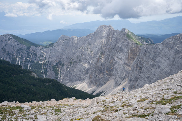小徒步旅行者在斯洛文尼亚特里格拉夫国家公园，欣赏周围广阔的山地景色图片下载