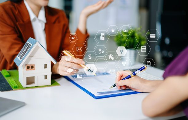 一位女商人展示房屋模型和数字图标。非常适合房地产、智能物业、金融科技、抵押贷款规划和现代投资概念。图片下载