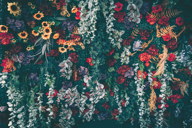 一派生机勃勃的复古人造花卉和茂密绿叶，为特别的庆典营造出节日氛围。图片下载