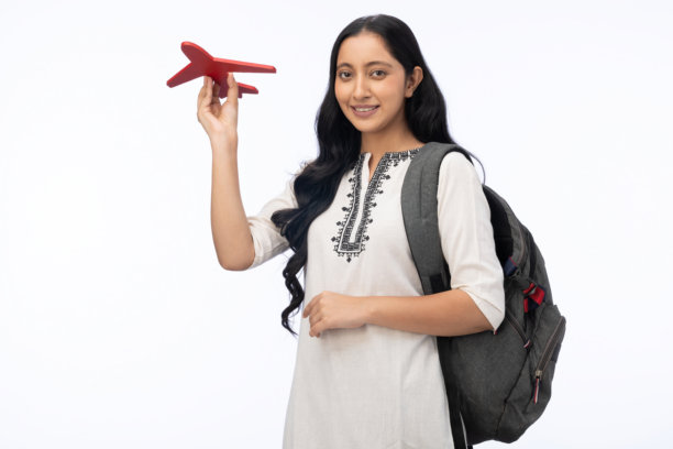 身穿库尔塔、携带包袋的年轻女学生，白色背景下的人物照片素材照片素材照片素材照片素材照片素材照片素材照片素材照片图片下载