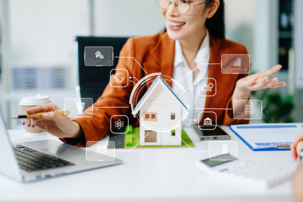 一位女商人在展示房屋模型，旁边环绕着数字图标。非常适合用于房地产、智能物业、金融科技、抵押贷款规划和现代投资概念等领域。图片下载