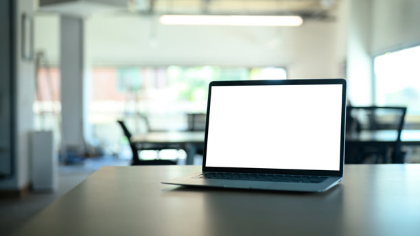 会议桌上的笔记本电脑，屏幕空白。图片下载