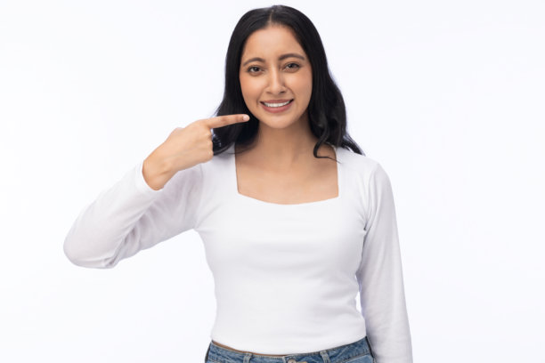 一位年轻漂亮的女孩，穿着时髦的衣服，露出洁白的牙齿，孤立在白色背景上，素材图片图片下载