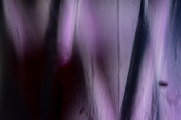 紫色背景下的玻璃微距照片。图片下载