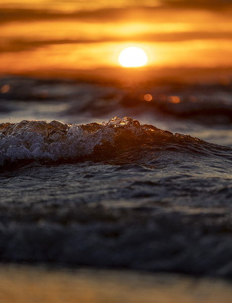 抽象、极简风格的日落海浪图片。浅景深，焦外成像，近景裁剪。拉脱维亚、欧洲的夏日傍晚。波罗的海海岸线。图片下载