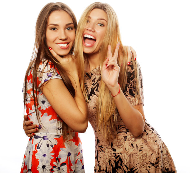 身穿彩色连衣裙的迷人小女孩的照片图片下载