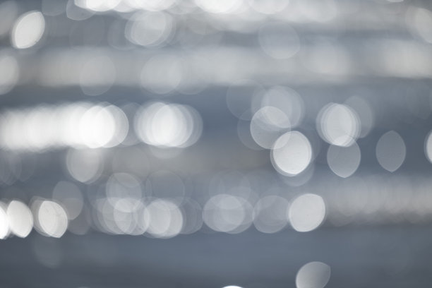 阳光在海浪中反射的抽象失焦图片。图片下载