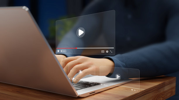 在线教育平台、网络研讨会、虚拟研讨会、电子学习课程、专业培训、技能发展和互动学习。一个人正在使用笔记本电脑在线学习。3D 插画图片下载