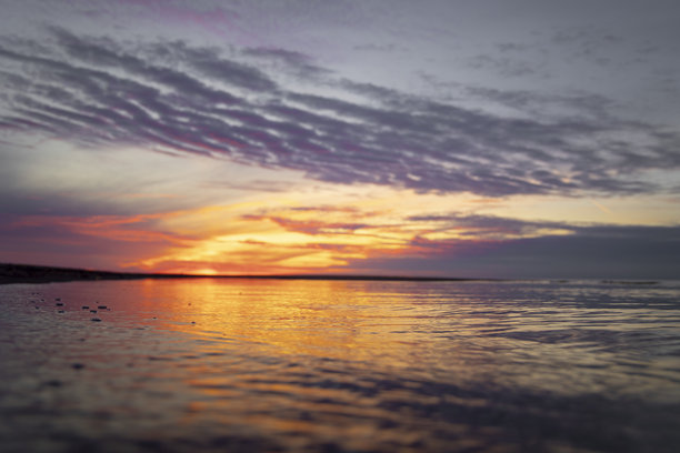 日落时分海浪的抽象极简主义图片。浅景深，散景，特写。拉脱维亚欧洲的夏日傍晚。波罗的海海岸线。图片下载
