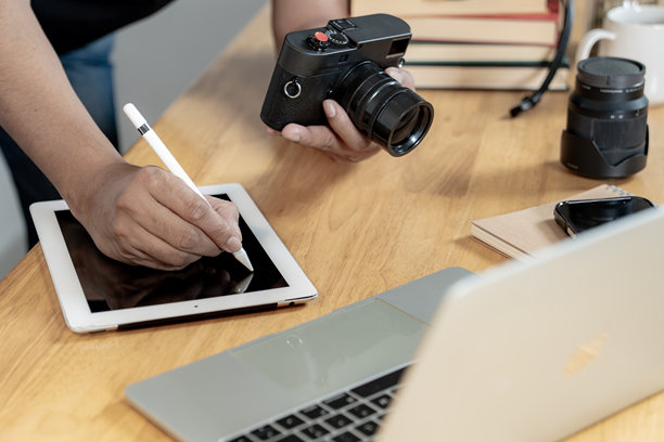 年轻摄影师在工作室编辑图片，自由创意工作图片下载