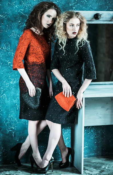 时尚杂志风格的两位时髦女士照片图片下载