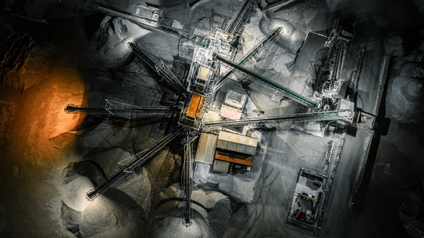 夜间采石厂的航拍照片，展示了工业活动和基础设施。图片下载