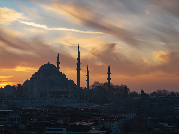 土耳其伊斯坦布尔法提赫区爱米诺努苏莱曼尼耶清真寺（Suleymaniye Camii）和鲁斯泰姆帕夏清真寺的无人机航拍照片图片下载