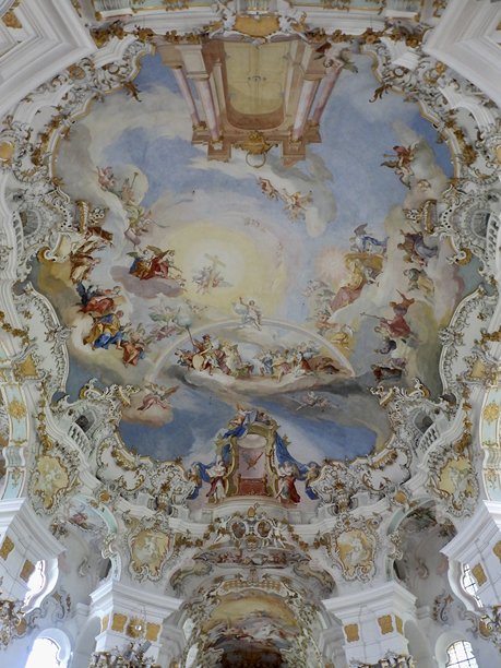 仰望位于德国维斯教堂（Wieskirche）的精美手绘湿壁画，该教堂由巴洛克、洛可可和欺骗眼（trompe l'œil）风格设计。图片下载