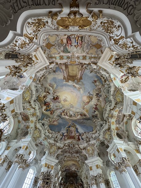 仰望维斯朝圣教堂（德语：Wieskirche）精美的手绘壁画或天花板图片下载