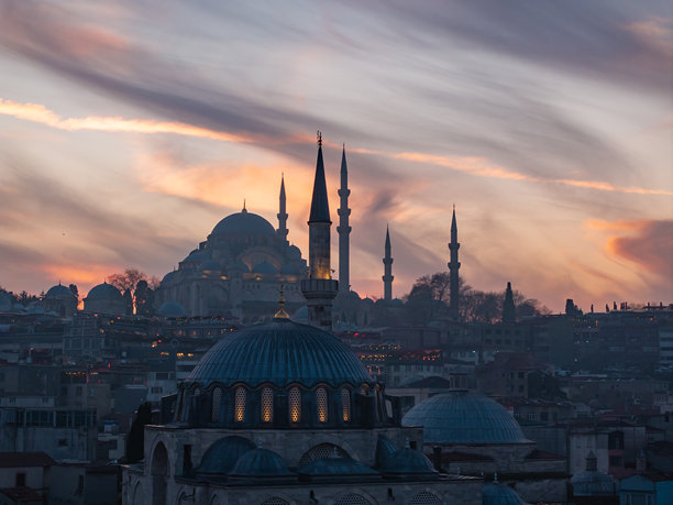 土耳其伊斯坦布尔埃于普苏丹法提赫区苏莱曼尼耶清真寺（Suleymaniye Camii）和鲁斯坦帕夏清真寺无人机航拍照片图片下载