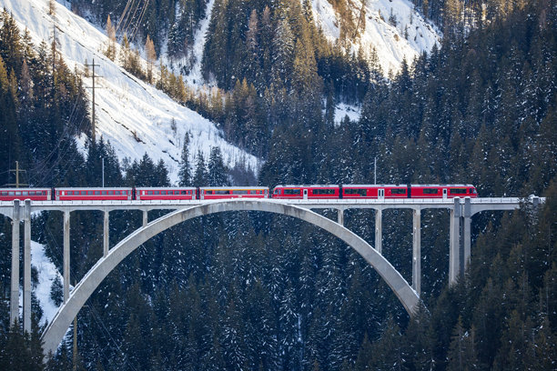 瑞士格劳宾登州冬季的红色特快列车照片图片下载