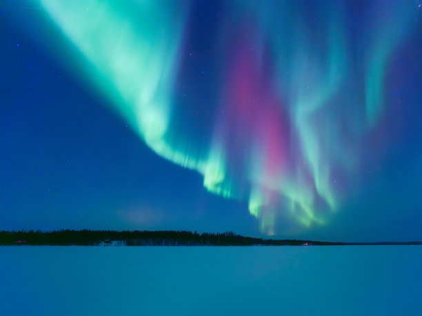 斯堪的纳维亚的北极光。冰封湖面上的北极光。星空。天空中的光芒。北方的冬季景观。全景如画的景色。用于背景、壁纸、明信片的照片。图片下载