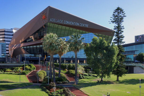 澳大利亚南澳阿德莱德会议中心的一部分。建筑外部，带有品牌名称和标志，前景是花园图片下载