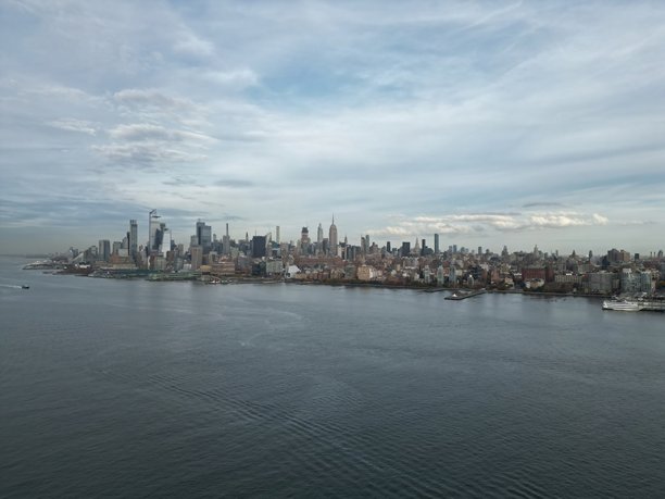 纽约天际线地标摩天大楼。美国旅行。纽约，美国。曼哈顿纽约景观。纽约市曼哈顿中城金融区天际线。纽约市无人机视角。纽约市鸟瞰图。图片下载
