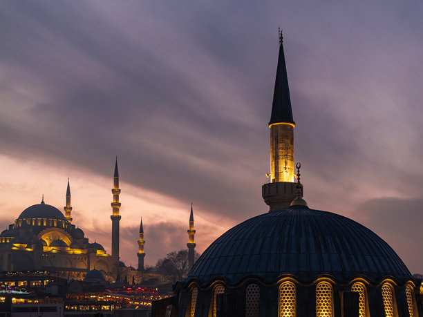 土耳其伊斯坦布尔埃于普苏丹区苏莱曼尼耶清真寺（Suleymaniye Camii）和鲁斯坦帕夏清真寺无人机航拍照片图片下载