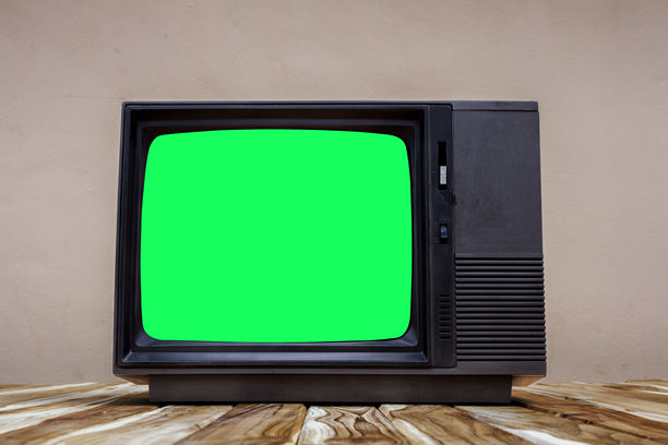 桌子上复古黑色老式电视的正面视图，带抠出的绿色屏幕，特写图片下载