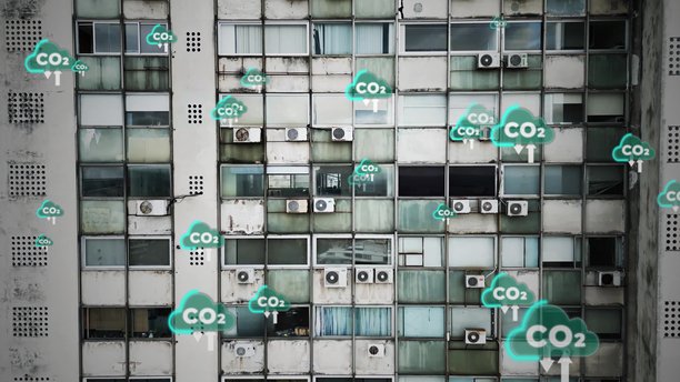 老旧公寓楼外墙，装有多台空调和二氧化碳排放图标，代表着城市污染、能源浪费和城市环境影响。图片下载