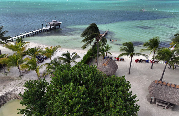 佛罗里达礁岛群，海滩、日落、船只和桥梁的航拍照片。图片下载