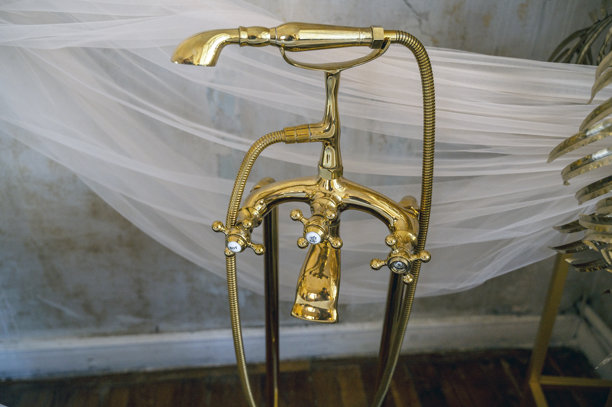 奢华酒店浴室里新款仿古黄铜柱形水龙头，带镀金层图片下载