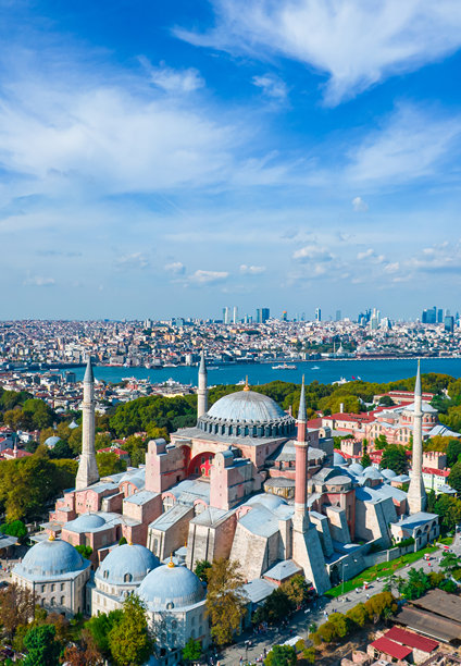 哈吉亚索菲亚和蓝色清真寺在夕阳下的无人机航拍照片，苏莱曼尼耶法提赫，土耳其伊斯坦布尔图片下载