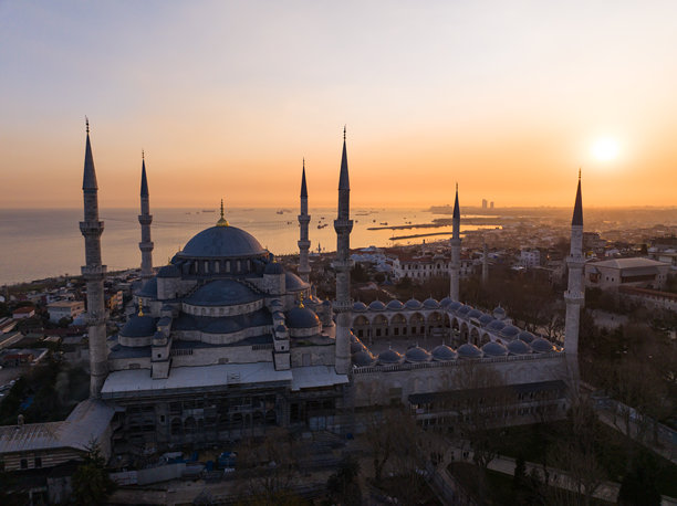 夕阳下的圣索菲亚大教堂和蓝色清真寺无人机照片，苏莱曼尼耶法提赫，土耳其伊斯坦布尔图片下载
