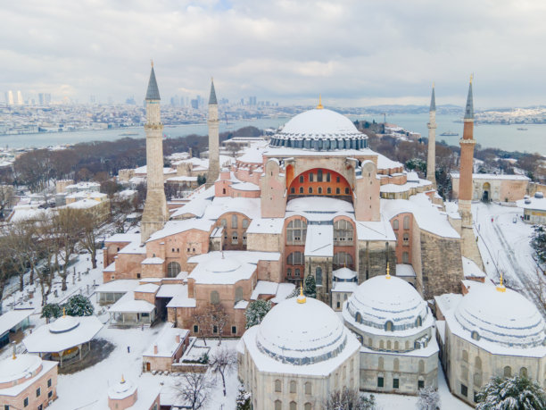 哈吉亚索菲亚和蓝色清真寺的日落灯光无人机照片，伊斯坦布尔法提赫的苏莱曼尼耶，土耳其图片下载