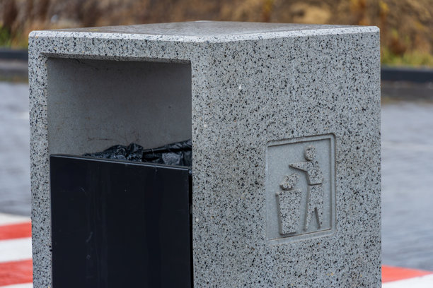 一款时尚的垃圾桶，摆放在繁忙的城市街道上，鼓励人们正确处理垃圾，保持环境清洁。图片下载