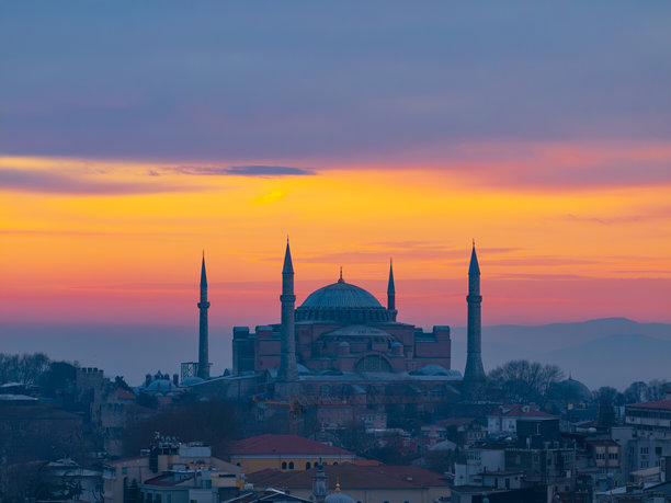 苏莱曼尼耶清真寺和蓝色清真寺在日落灯光下的无人机航拍照片，位于土耳其伊斯坦布尔法提赫区图片下载