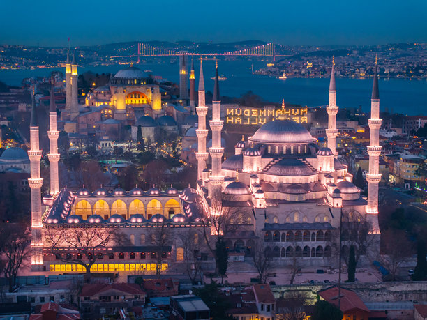 哈加索菲亚和蓝色清真寺的日落灯光航拍照片，苏莱曼尼耶，伊斯坦布尔，土耳其图片下载