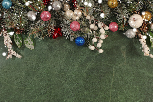 屏幕上的节日冬季贺卡和横幅，带有灯光、装饰品、玩具和活的冷杉树枝的美丽圣诞新年背景，节日广告的产品设计，平安夜概念，图片下载