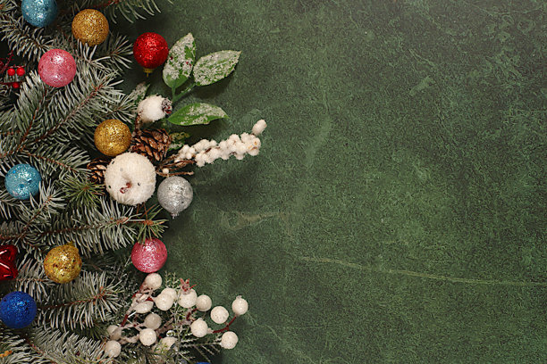 屏幕上的节日冬季贺卡和横幅，带有灯光、装饰品、玩具和活的圣诞树枝的美丽圣诞节和新年背景，节日广告的产品设计，平安夜概念，图片下载