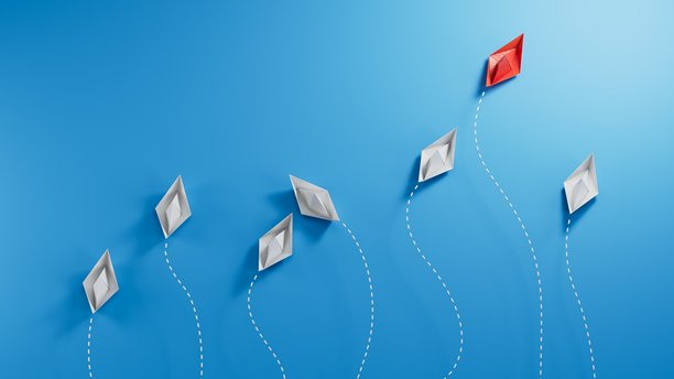 纸质船只在蓝天上飞翔，形成增长的图表。纸艺风格的商业团队合作创意概念。3D插画。图片下载