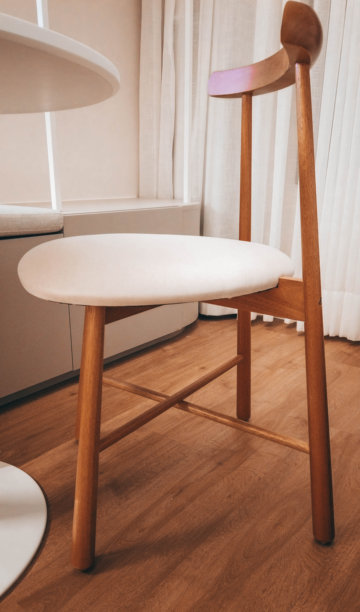 优雅的布艺座椅木椅的垂直特写照片图片下载